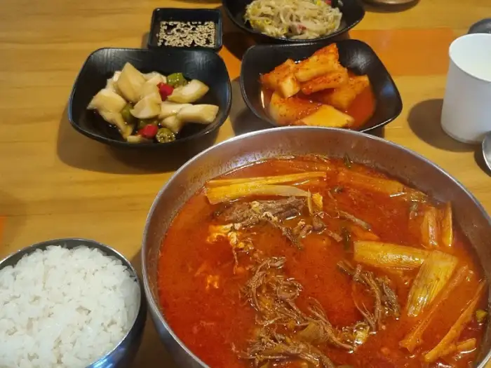 육개장과 밥, 그리고 여러 반찬