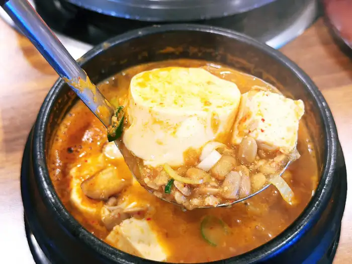 청국장 속의 두부와 콩