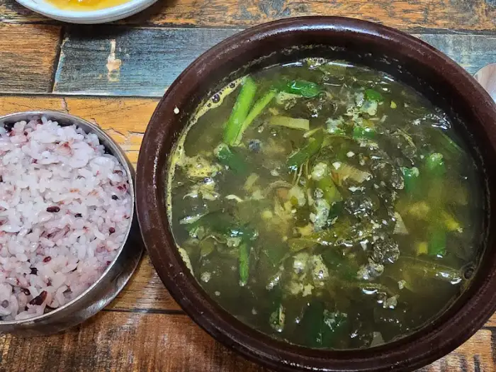 올갱이국과 함께 나온 잡곡밥