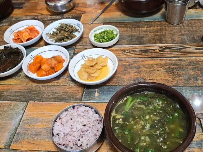 식탁 위 정갈한 반찬들