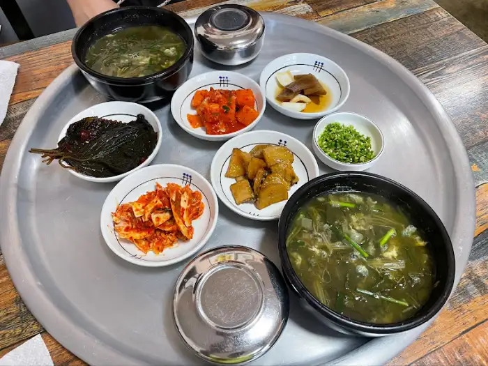 여러 가지 반찬과 함께 나온 올갱이국
