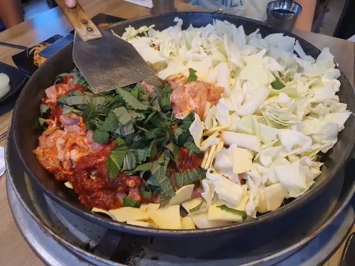 닭갈비 준비 중인 모습