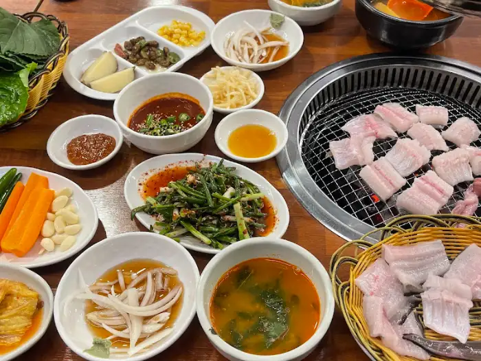 다양한 곁들임 찬과 함께 준비된 민물장어 구이 한 상 차림