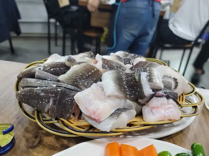 플레이팅된 신선한 민물장어