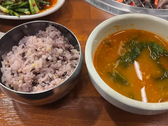 따뜻한 국물과 함께 나온 흑미밥