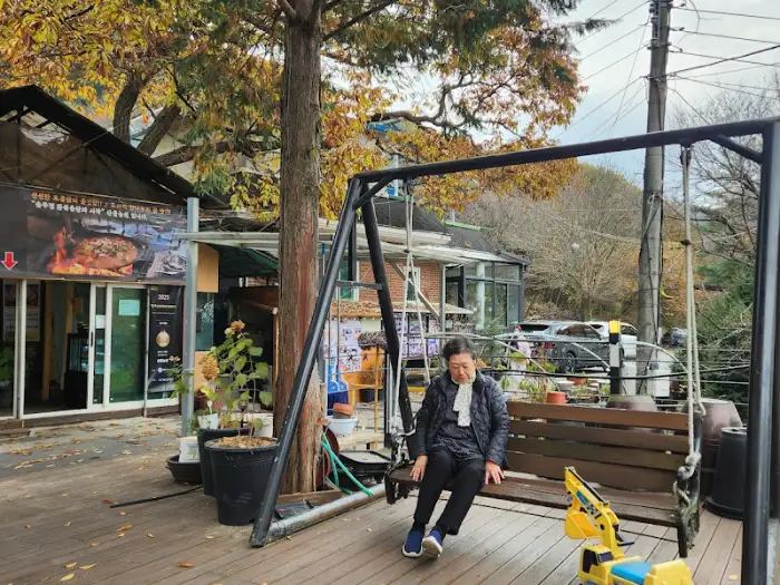 가을 단풍으로 물든 식당 앞 풍경, 야외 놀이기구와 함께