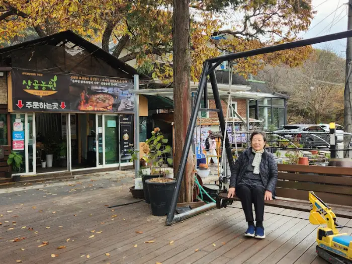 식당 외관과 현수막, 주문 안내