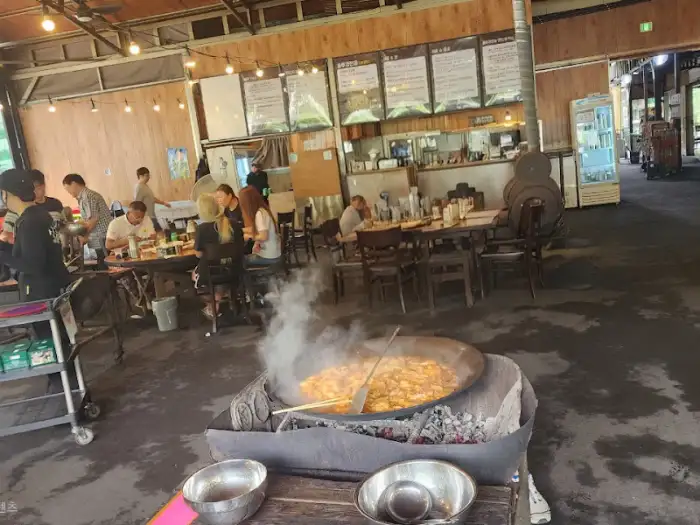 식당 내부 모습, 솥뚜껑 닭볶음탕 조리 중