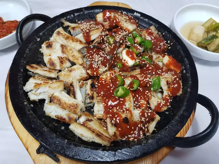 소스와 함께 버무려진 장어구이