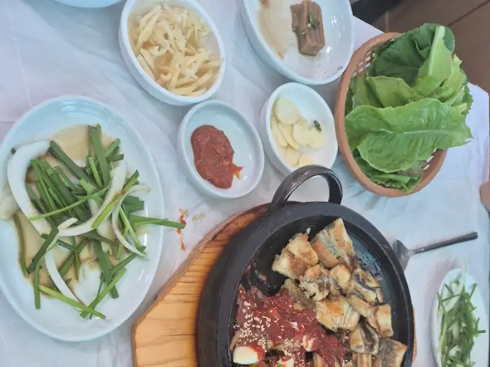 다양한 쌈 채소와 곁들임 반찬