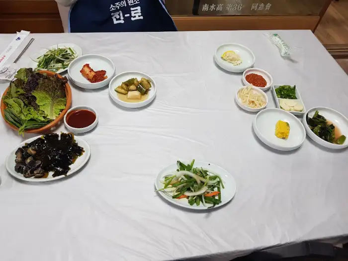 테이블에 차려진 다양한 반찬들