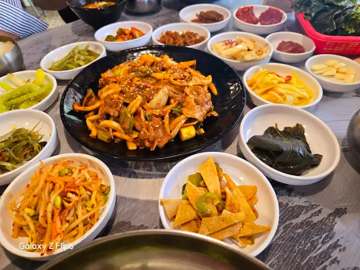 다채로운 밑반찬들