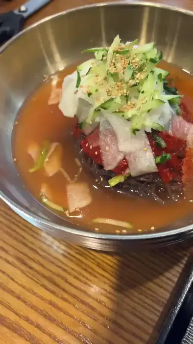 냉면 그릇의 클로즈업