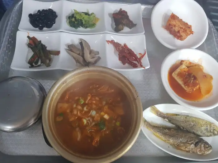 김치찌개와 곁들임 음식