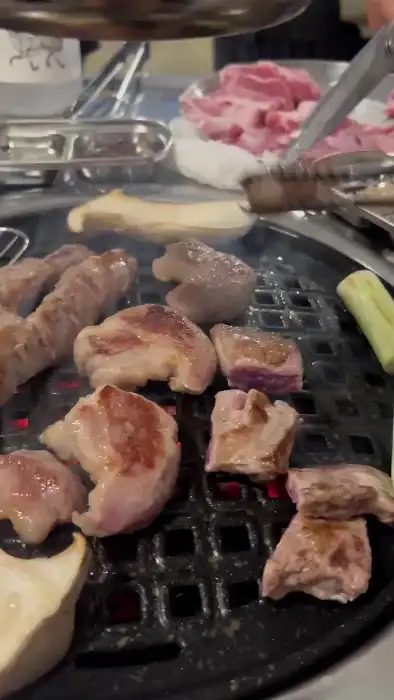 다양한 고기와 버섯이 숯불 위에서 구워지는 모습