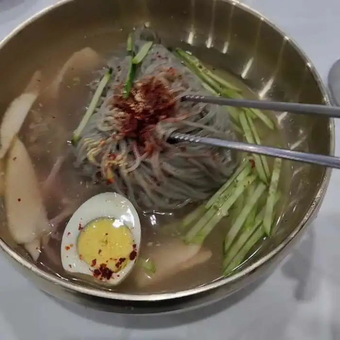 먹음직스러운 꿩냉면의 모습