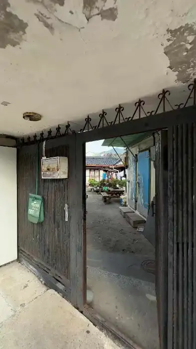 나물 반찬을 담은 접시들