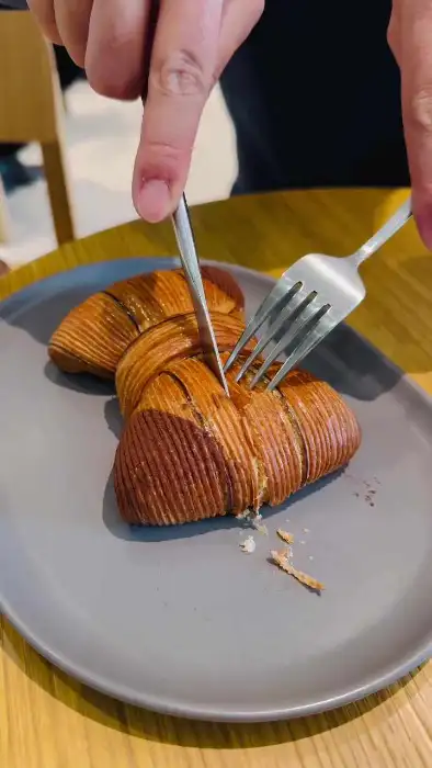 크루아상을 나이프로 자르는 모습