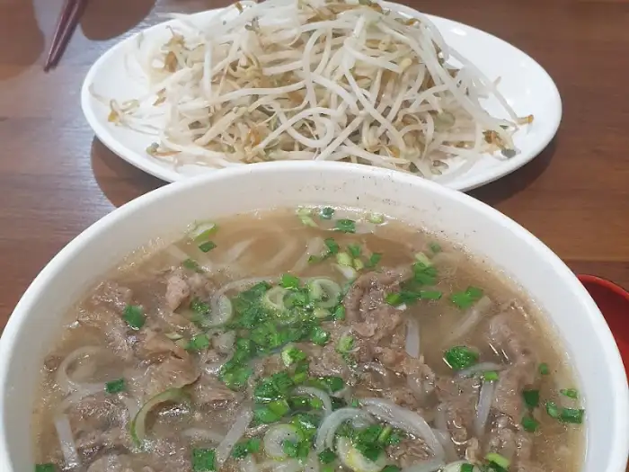 큼직한 쌀국수와 함께 제공되는 숙주. 신선한 채소를 곁들여 먹으면 더욱 풍성한 맛을 즐길 수 있습니다.