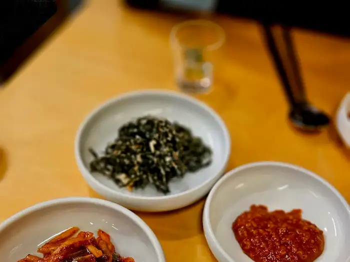 정갈한 dianteiro (앞쪽) 그릇들과 곁들임