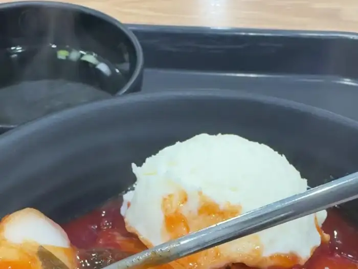 떡볶이 위 감자샐러드 클로즈업