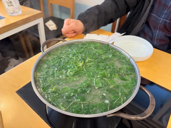 도다리 쑥국 끓고 있는 모습