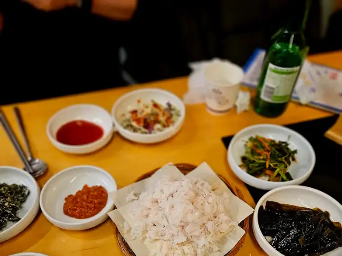 다양한 밑반찬과 밥, 양념장