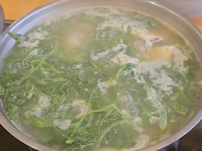 끓고 있는 도다리 쑥국 클로즈업