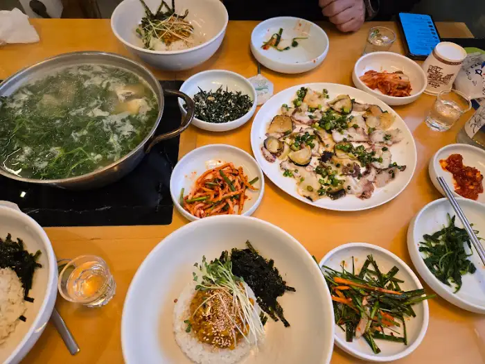 테이블에 차려진 다양한 음식들