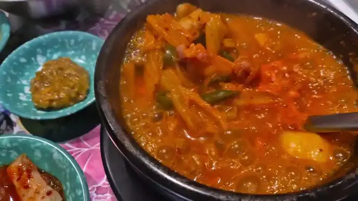 푸짐하게 끓여진 김치찌개