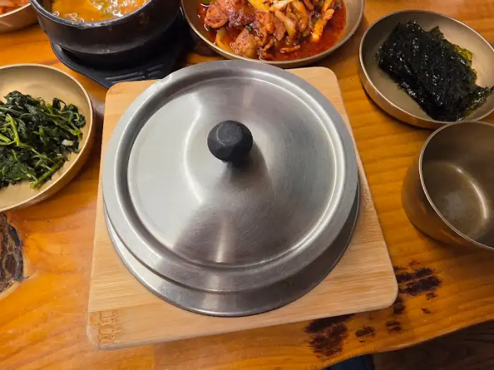 밥솥 뚜껑이 닫혀 있는 모습