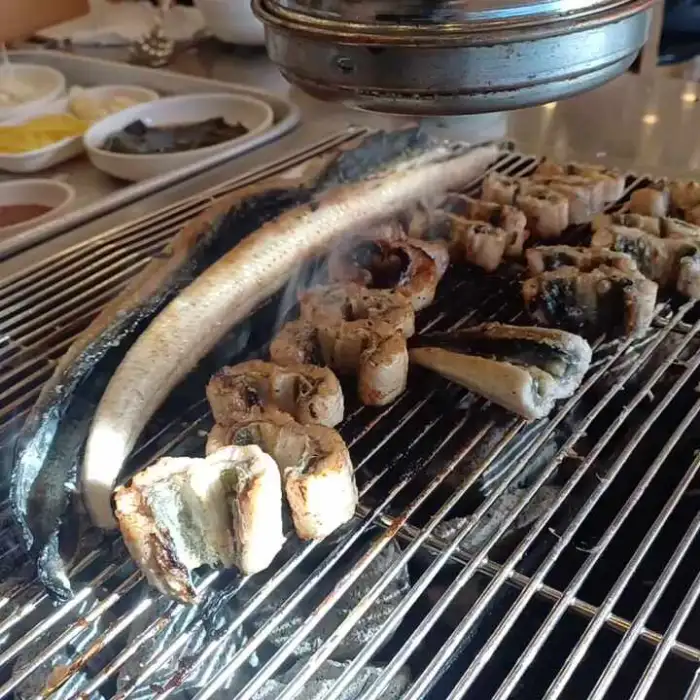 숯불 위 장어와 곁들임 반찬