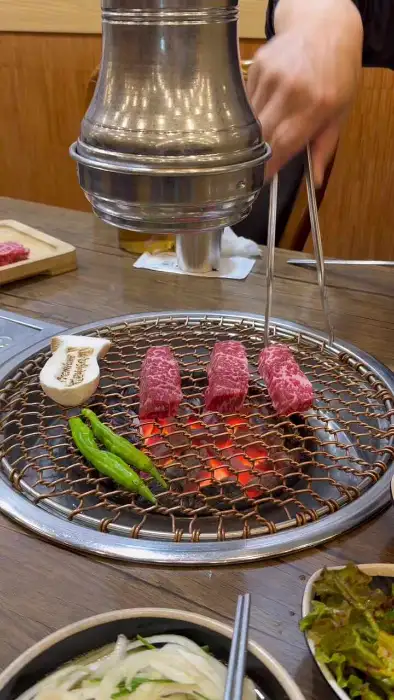 숯불 위에서 구워지는 고기