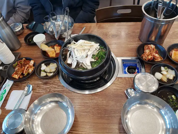 식탁 위에 놓인 여러 가지 밑반찬들