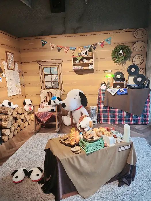 귀여운 스누피 인형과 빵 진열