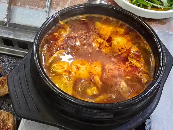 김이 모락모락 나는 뚝배기 속 찌개