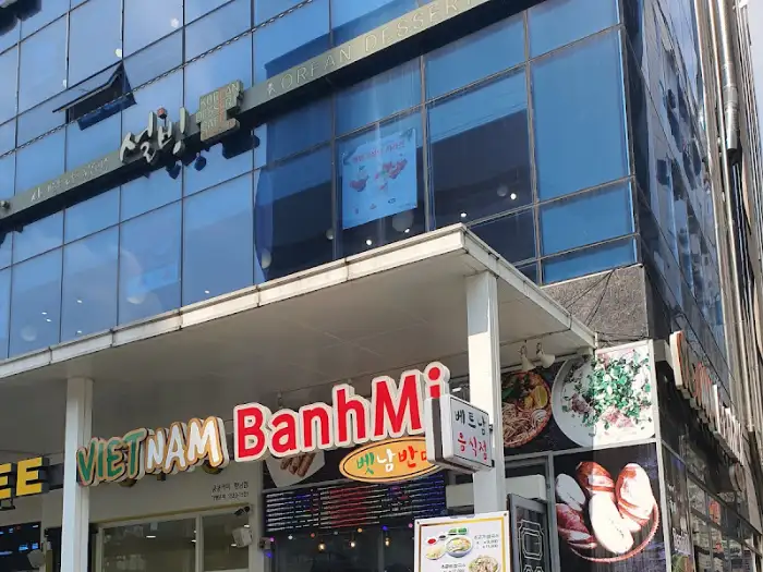 향남 베트남 음식점의 외관. 'VIETNAM BanhMi'라는 간판이 눈에 띕니다.