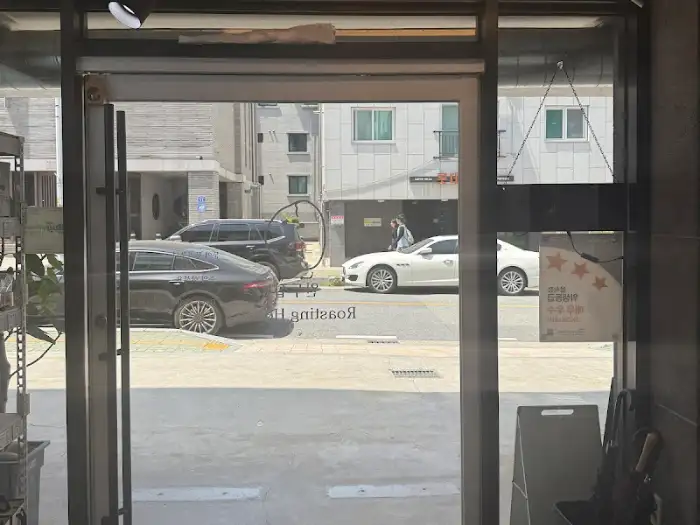 매장 내부에서 보이는 거리 풍경