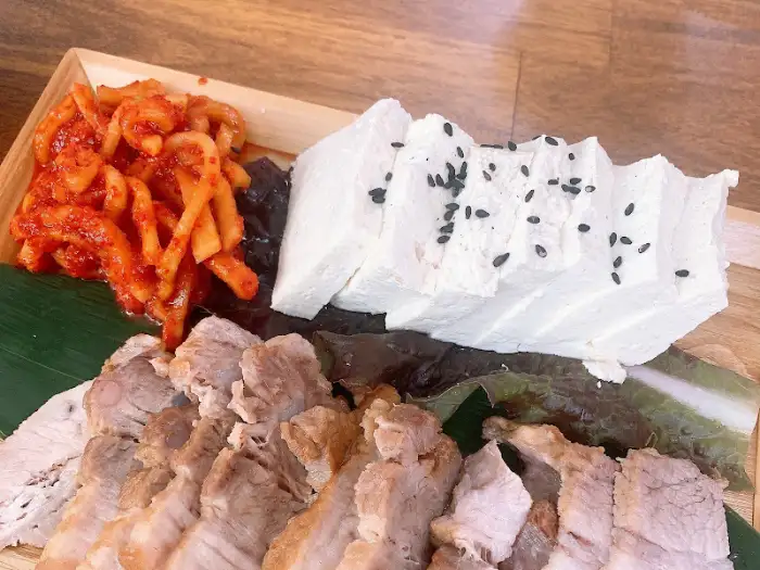 두부와 수육, 그리고 김치
