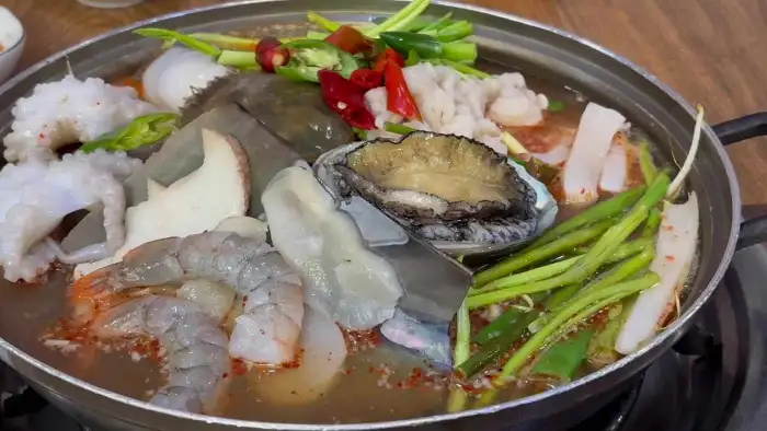 살아 움직이는 듯한 신선한 해산물이 가득 담긴 해물탕 냄비