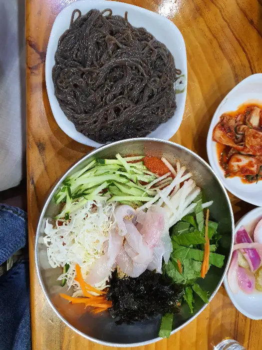 막회를 즐기는 모습