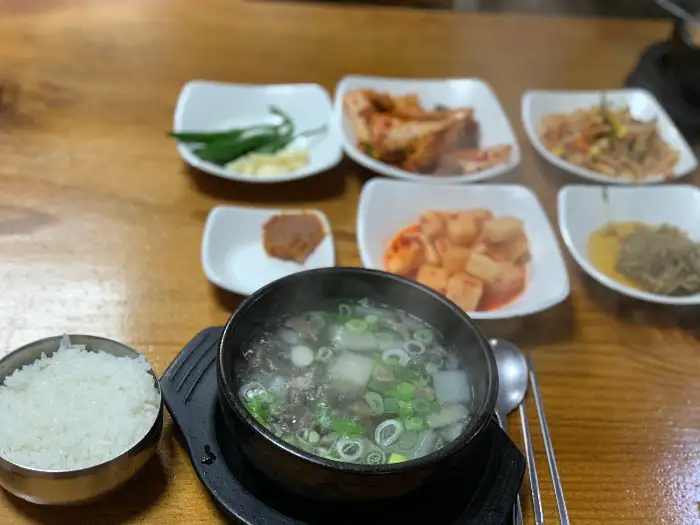 빵과 함께 나온 여러 가지 반찬과 밥