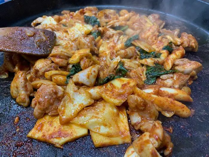 양념이 잘 버무려진 볶음 요리