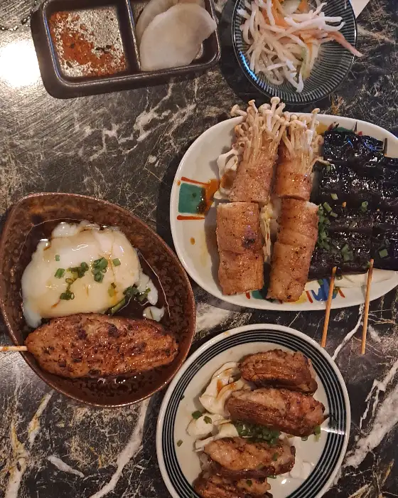 다양한 꼬치 및 사이드 메뉴
