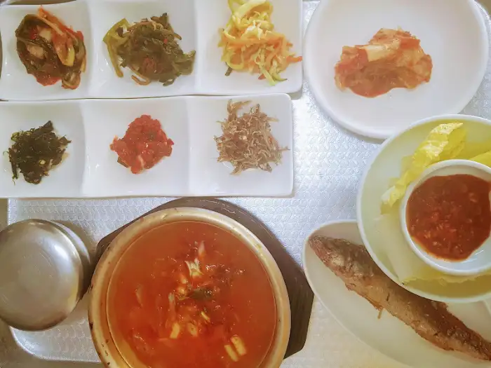다양한 나물과 김치가 담긴 접시