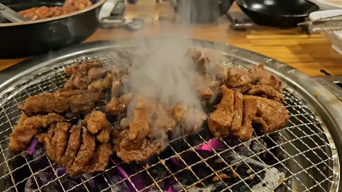 돼지갈비 굽는 모습