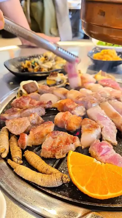 먹기 좋게 잘 익은 흑돼지구이