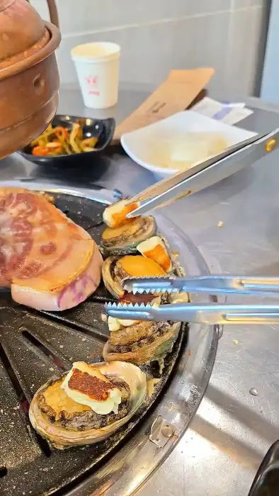 맛있는 소스에 찍어 먹는 흑돼지