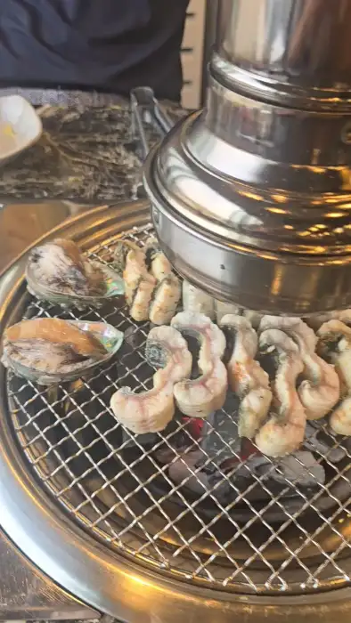 숯불 위에서 익어가는 장어와 전복