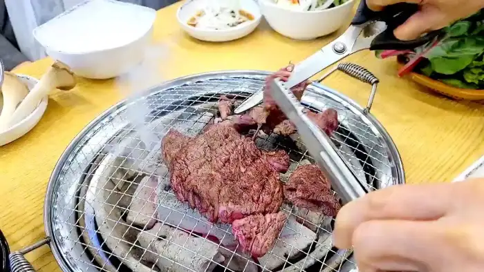 가위로 먹기 좋게 자르는 모습